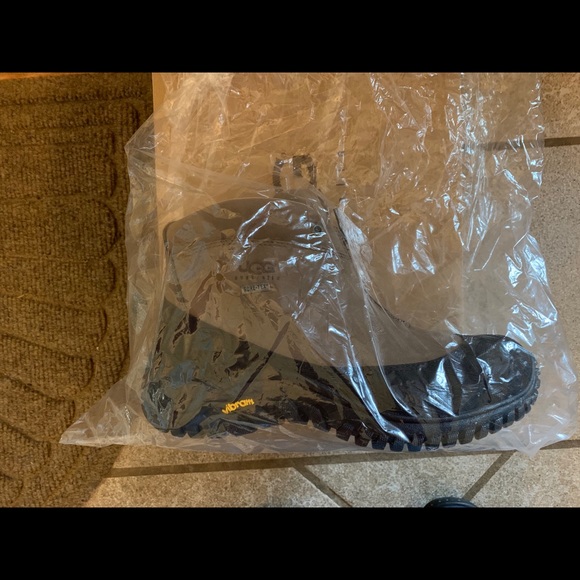 NEW IN BOX Ugg Sequoia Boots/Shoes Taupe Size 7 - Picture 3 of 8